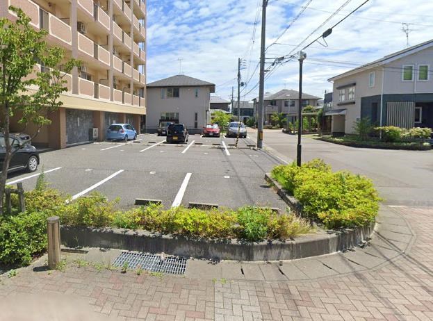 ラフィーネ向陽 駐車場