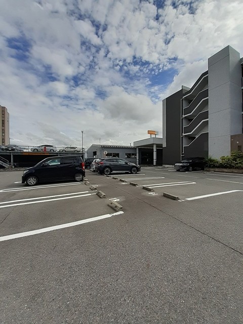 プラシード 駐車場