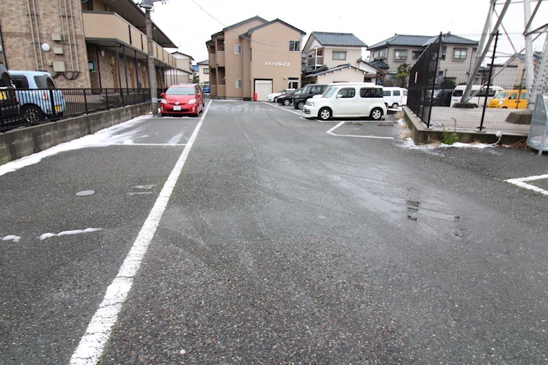 メゾンソレイユ 駐車場