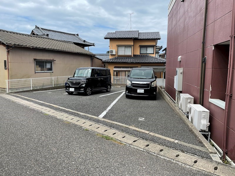クレセントコート 駐車場