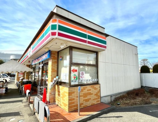 サンハイツ栗原敷地内駐車場 コンビニ