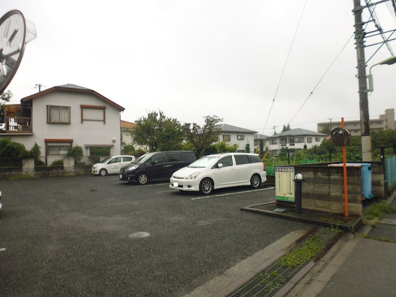 プレフォンティーヌ敷地内駐車場 玄関