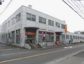 プレフォンティーヌ敷地内駐車場 郵便局