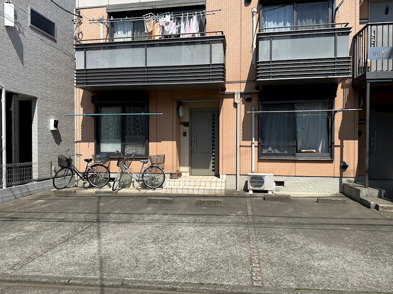 ベラージオ１駐車場（バイク） 玄関