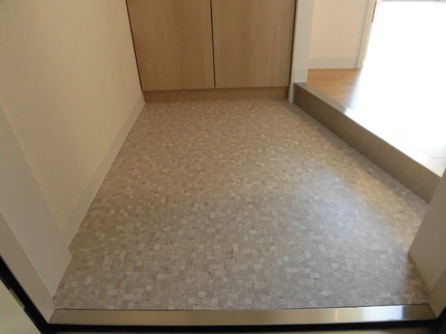 ガルリ高槻EST 玄関