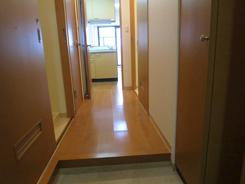 グーテンターク富田  玄関