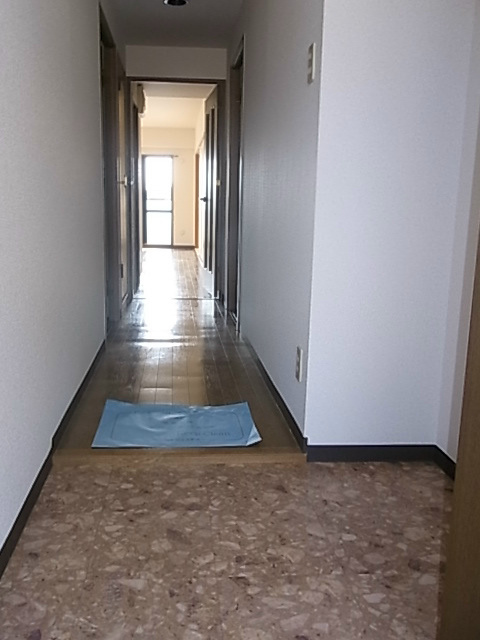 グランドプラス西真上 玄関