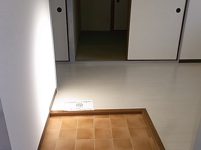 ハピネス栄町 玄関