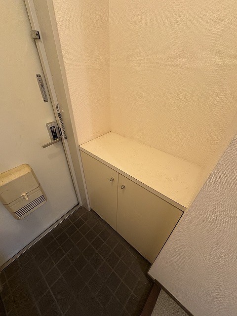 735柳ビル 玄関