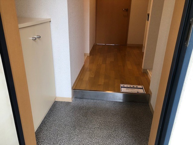 モノロカーレ江坂 玄関