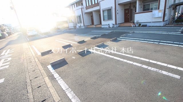 ファミーユ葵西 駐車場