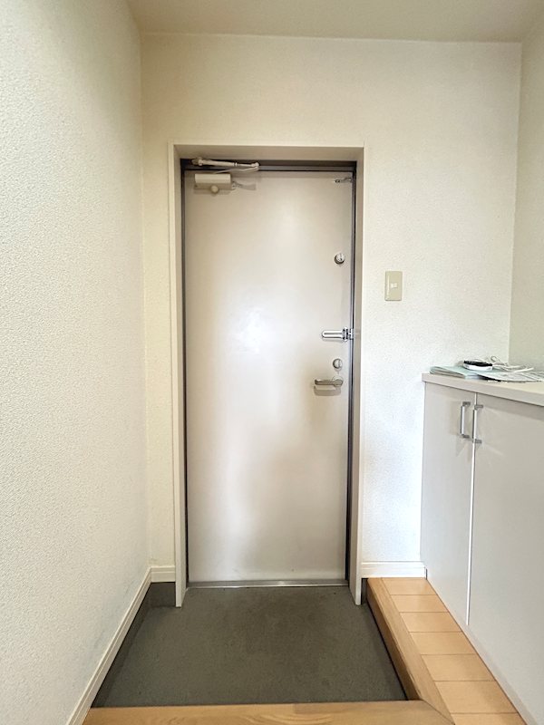 クレフラスト葵西B 玄関