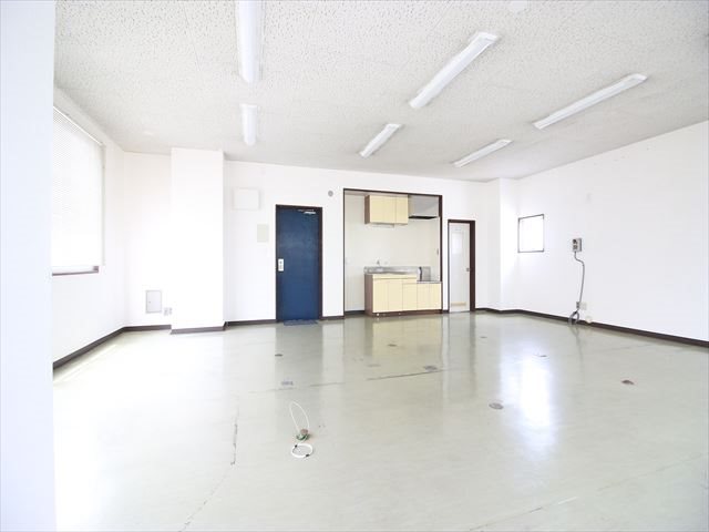 英和・流通元町ビル 玄関