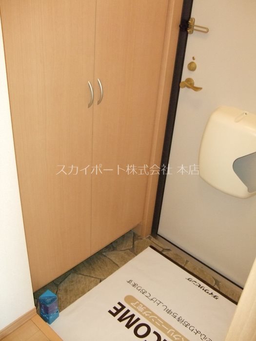 ロイヤルタウン染地台A 玄関