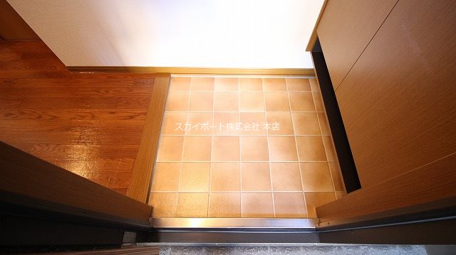 ポワールB 玄関