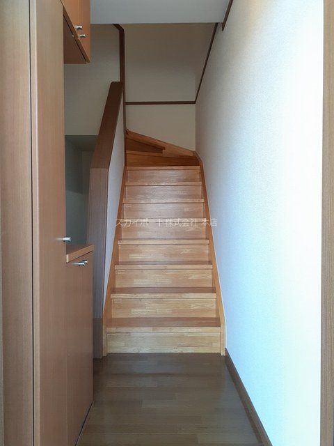 パインツリーB 玄関