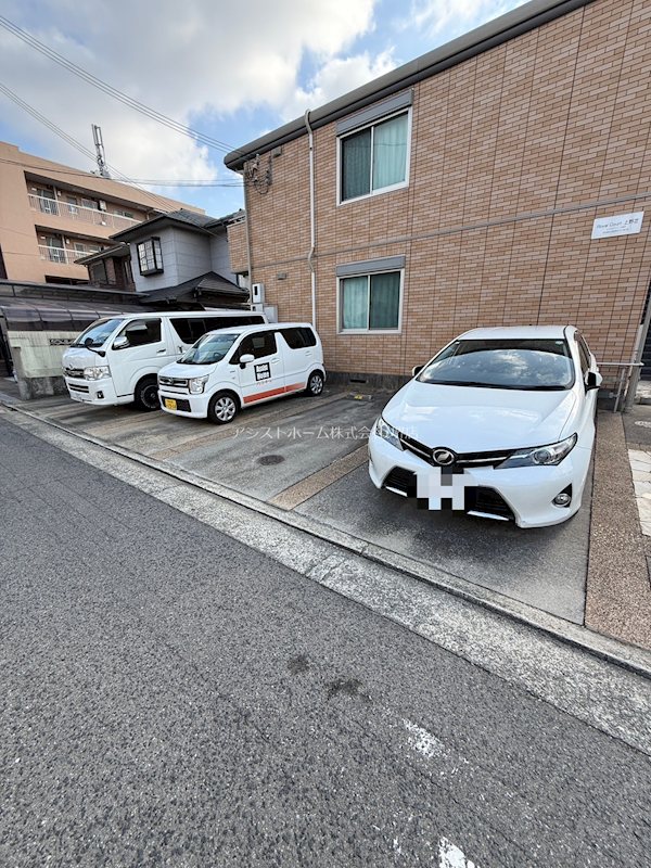 ロイヤルコート上野芝 駐車場