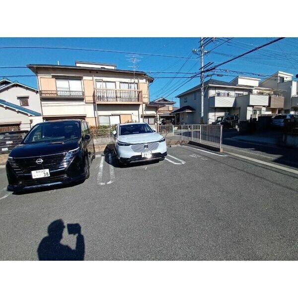 Agapanthus B棟 駐車場