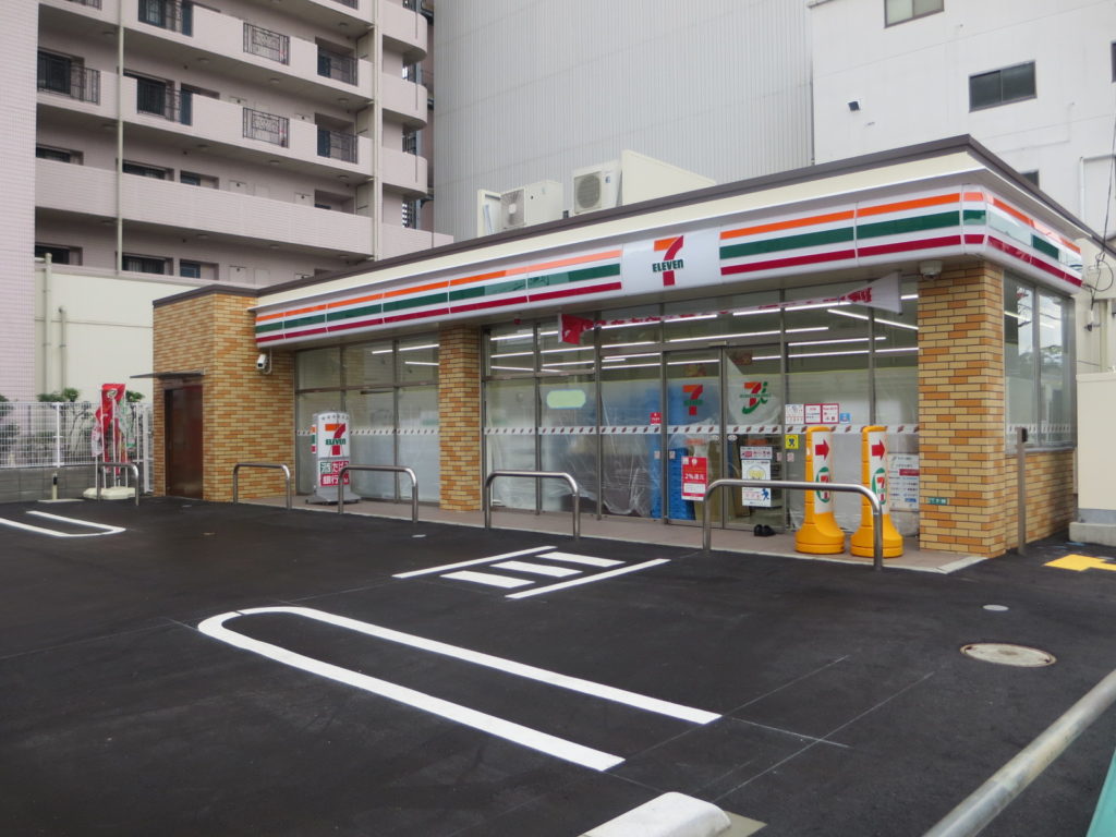 メープルコート コンビニ