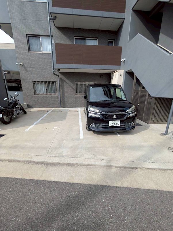 レーヴメゾン羽衣 駐車場