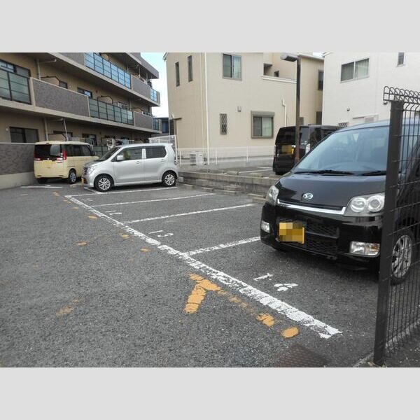 クレアール小松里 駐車場