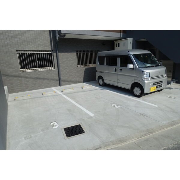 レーヴメゾン羽衣 駐車場