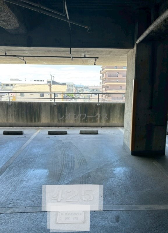 アルザブルータワーズ 駐車場