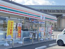アンプルールフェール ルミエール富木 コンビニ