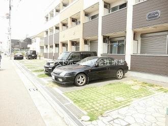 フジパレス愛泉 駐車場