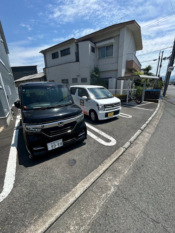 ウエストスクエアB棟 駐車場