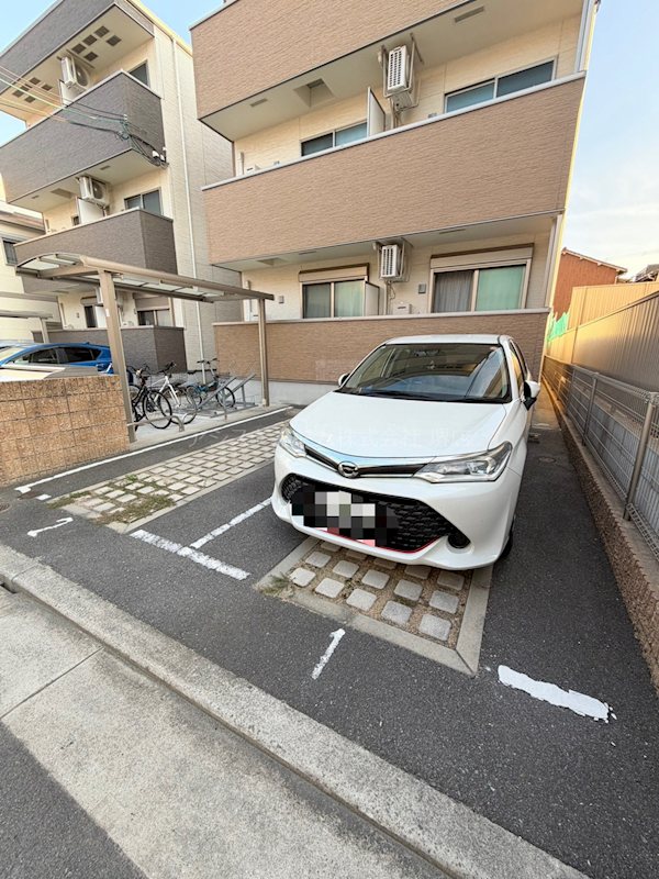 フジパレス東三国ヶ丘WEST 駐車場