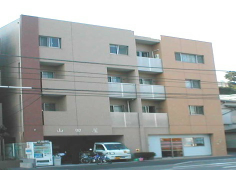 ベージュを基調とした外観