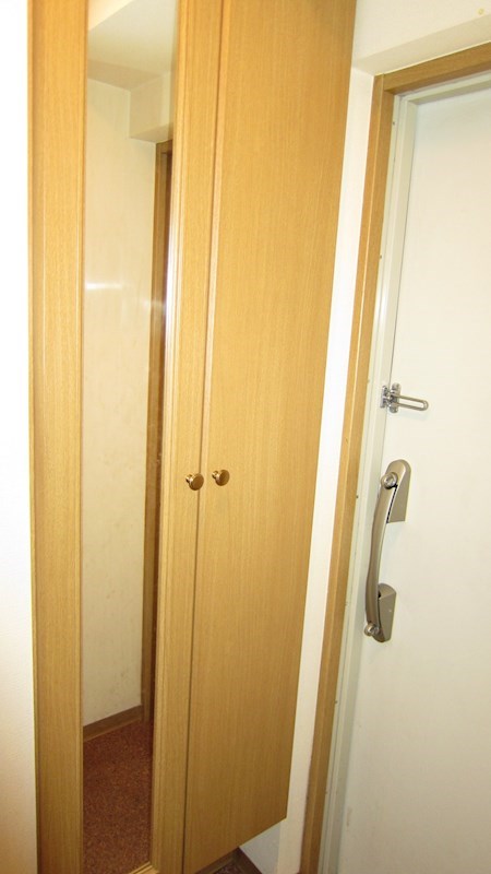 小室マンション 玄関