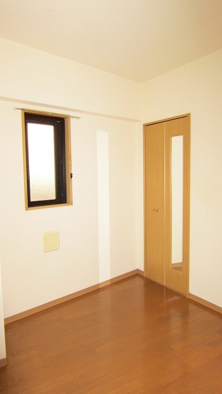 小室マンション ベッドルーム