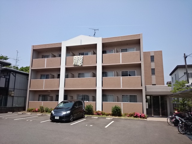 築年数は経過していますが、美しい外観を保っています。