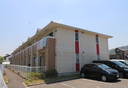 赤いアクセントが映える外観デザインです。