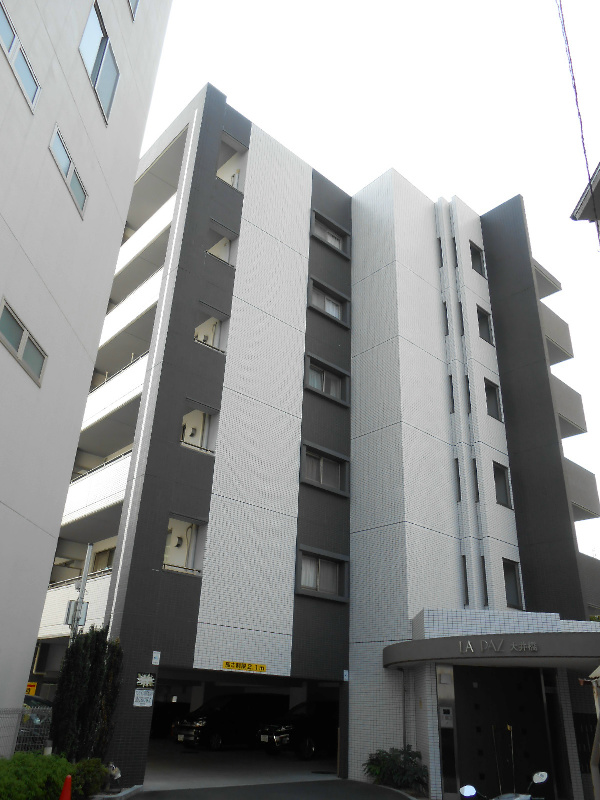 6階建て。おしゃれな外観。