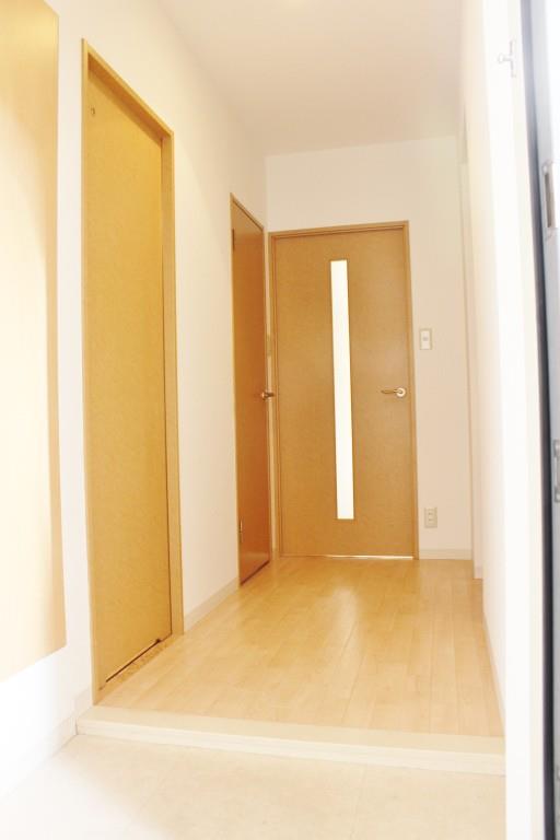 ジュネスト1番館 玄関