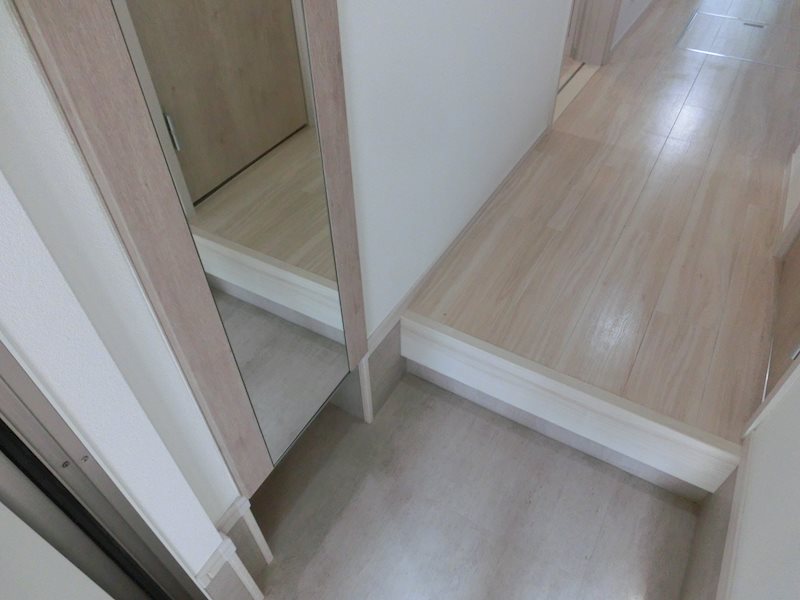 シロノハウス 玄関