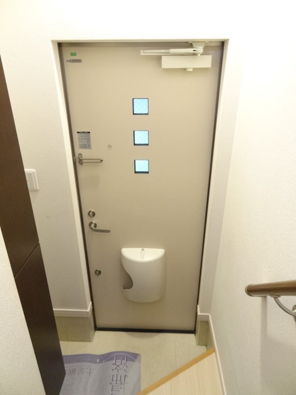 ドミールエモア 玄関