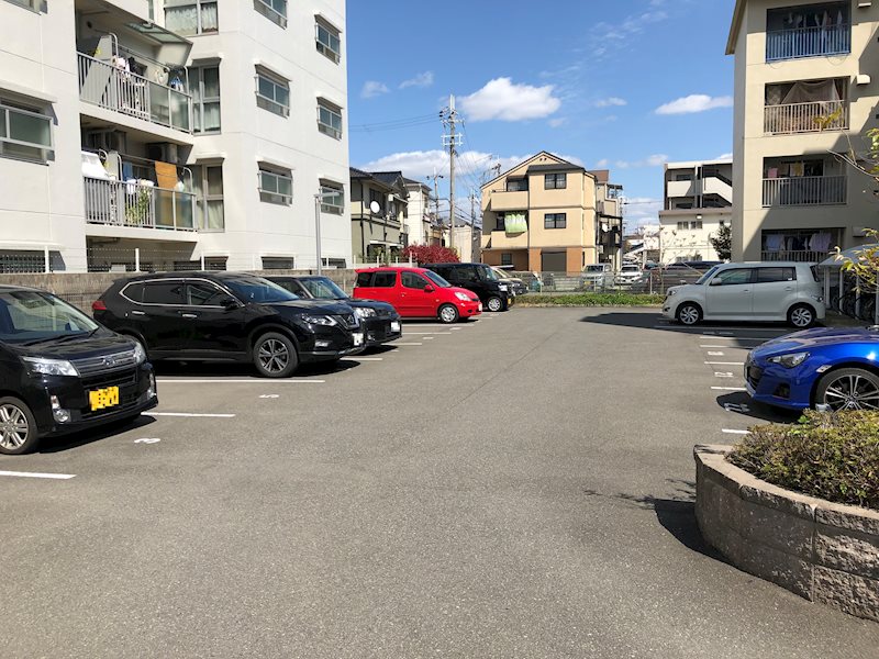 クレスト園田 駐車場