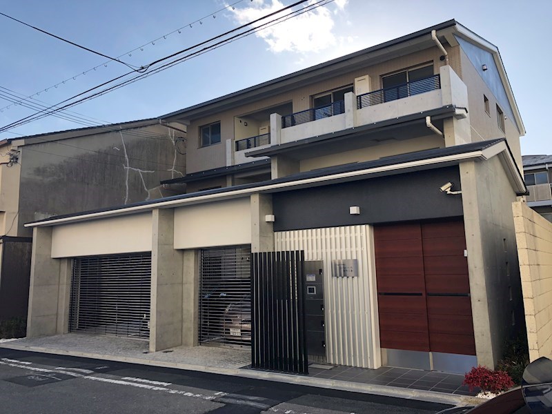駐車場シャッター付、京都らしさが感じられる外観デザインです。