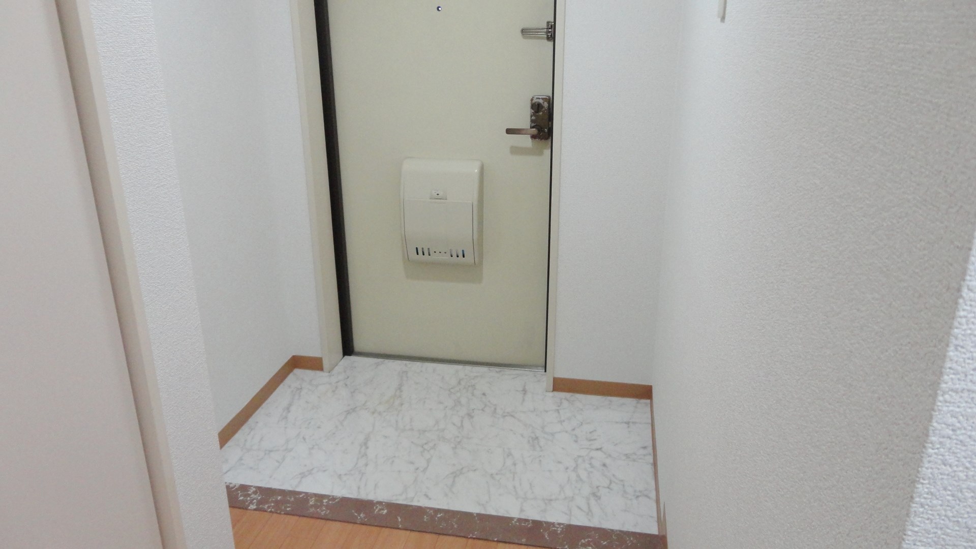 プリモ中宮 玄関