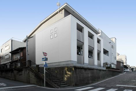 JRの線路沿に建つマンションです。