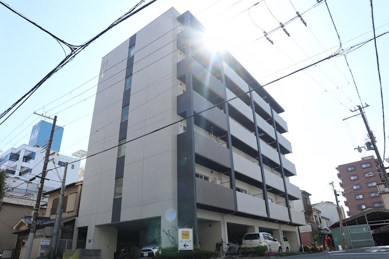 角地にある1F駐車場のマンションです