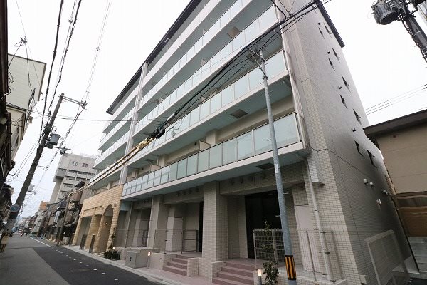 千本丸太町交差点の南西に建つマンションです。