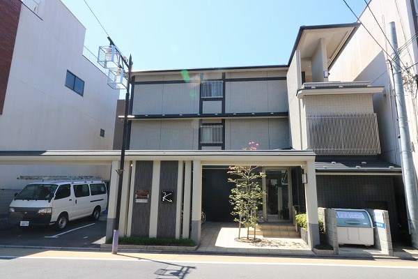 京都西陣の街並みに溶け込む外観デザイン。