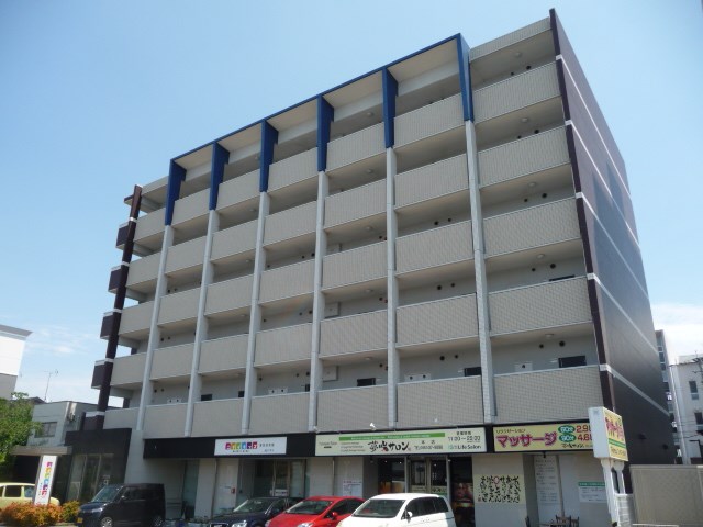 1階マッサージ店でいつでも癒されます。お忙しいビジネスマン、女性の方もご利用ください。