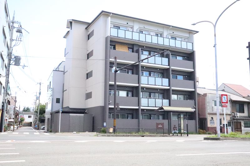 堀川北大路交差点南東に面した鉄筋コンクリート造5階建の物件です。