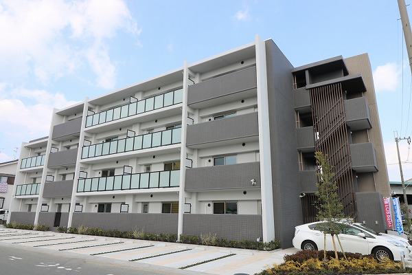 ガラス手摺でスタイリッシュな外観デザイン